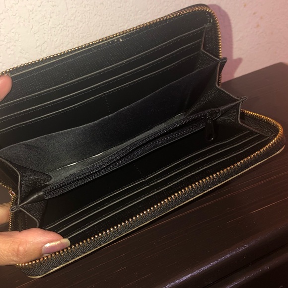 Vegan Bucket Tote & Vegan Wallet - Picture 7 of 7